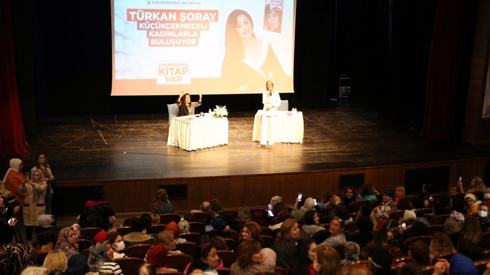 Sinemanın Sultanı T&uuml;rkan Şoray&rsquo;a K&uuml;&ccedil;&uuml;k&ccedil;ekmece&rsquo;de Sevgi Seli