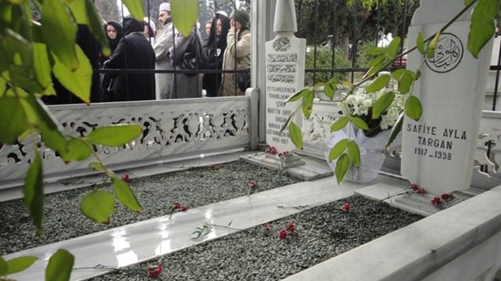 Türk Sanat Müziği'nin usta ismi, Safiye Ayla kabri başında anıldı