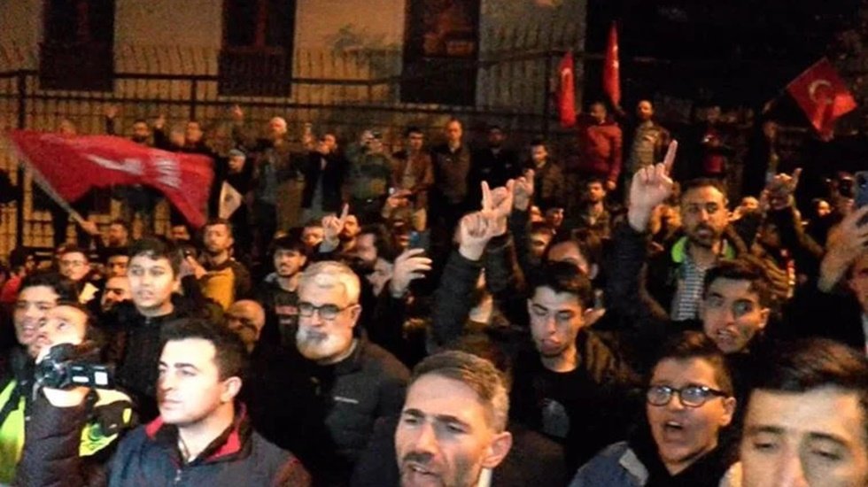 'Yaşasın şeriat' sloganları ile İsve&ccedil; Başkonsolosluğu'na y&uuml;r&uuml;d&uuml;ler