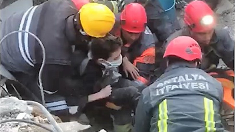 14 yaşındaki Mahmut 86. saatte enkazdan sağ &ccedil;ıkarıldı