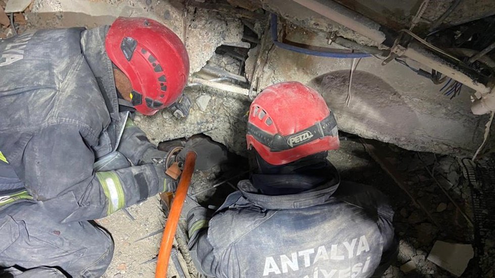 24 yaşındaki Doğan Akk&ouml;k&rsquo;&uuml; 64 saat sonra enkazdan sağ &ccedil;ıkardı