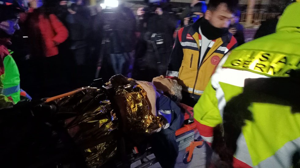 66 yaşındaki kadın 40 saat sonra enkazdan kurtarıldı