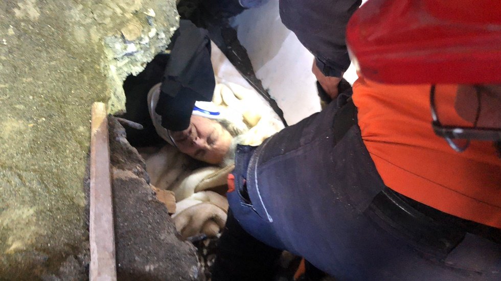 72 yaşındaki Necla teyze 83 saat sonra kurtarıldı