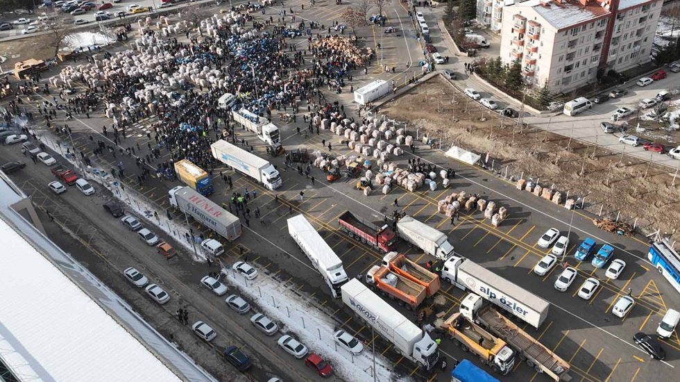 ABB&rsquo;den deprem b&ouml;lgesine 500 tır dolusu yardım