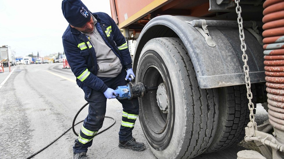 ABB'nin deprem b&ouml;lgesine kurduğu bakım onarım at&ouml;lyesinde y&uuml;zlerce aracın bakımı yapıldı...
