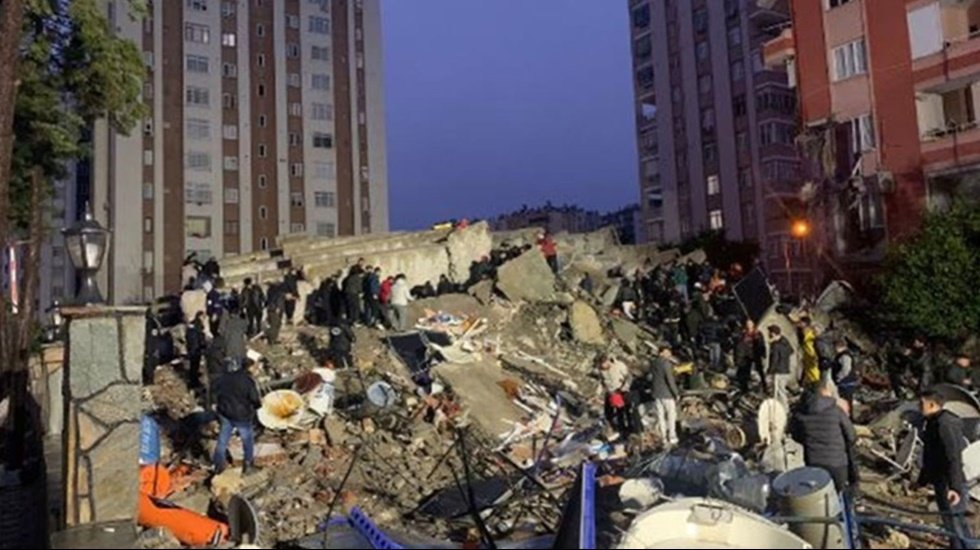 Adana'da dev bina yerle bir oldu