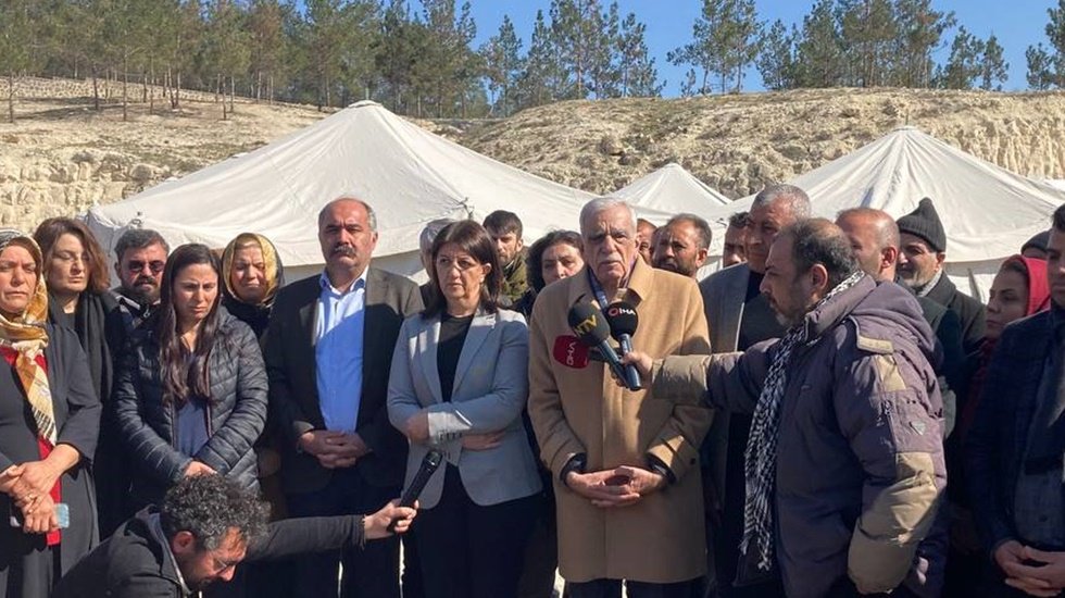 Ahmet T&uuml;rk: "Halklar birbiriyle kucaklaşırken, iktidar halkla diyalog kuranları tehdit ediyor"