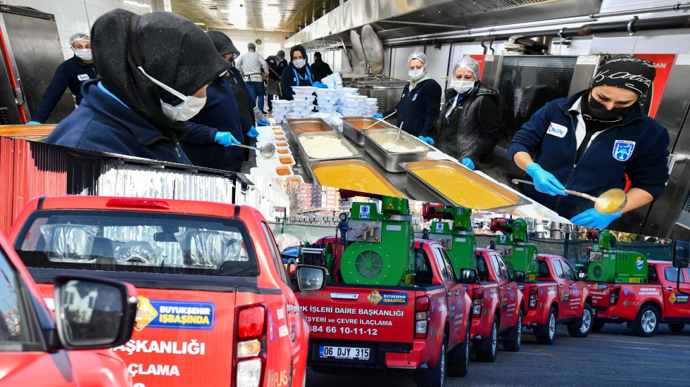 Ankara B&uuml;y&uuml;kşehir Belediyesi 7/24 depremzedeler i&ccedil;in &ccedil;alışıyor