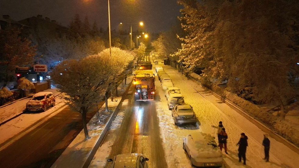 Ankara B&uuml;y&uuml;kşehir karla m&uuml;cadele ekipleri 7/24 hazırtetik...