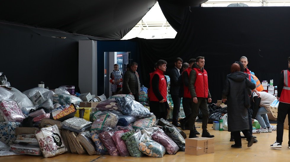 Antalya B&uuml;y&uuml;kşehir Afet Yardım Merkezi yardımları topluyor