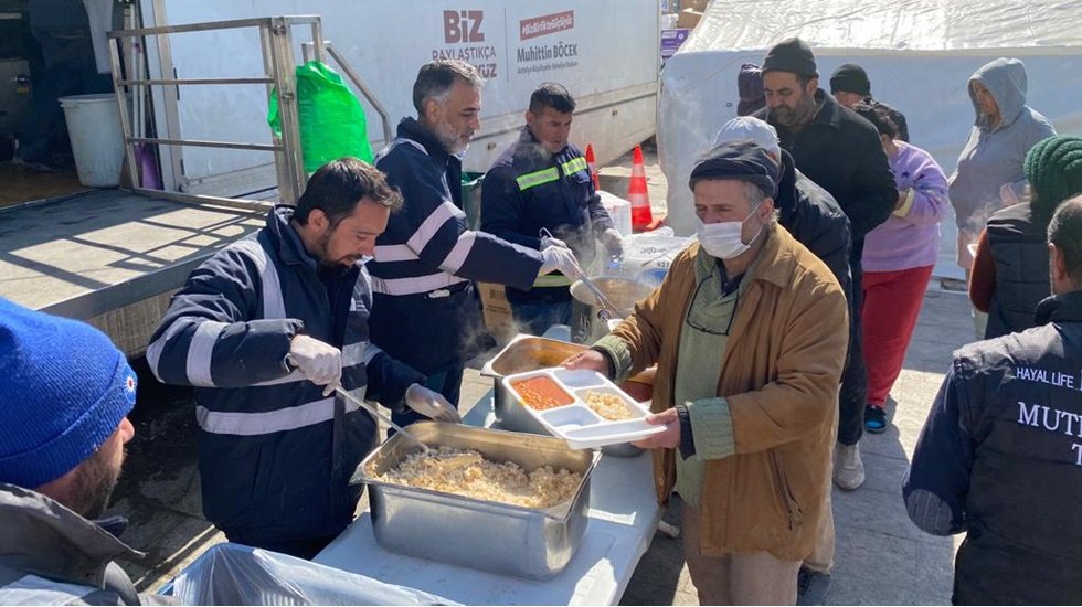 Antalya B&uuml;y&uuml;kşehir Belediyesi&nbsp;Aşevlerinden g&uuml;nde 70 bin kişiye 3 &ouml;ğ&uuml;n sıcak yemek...