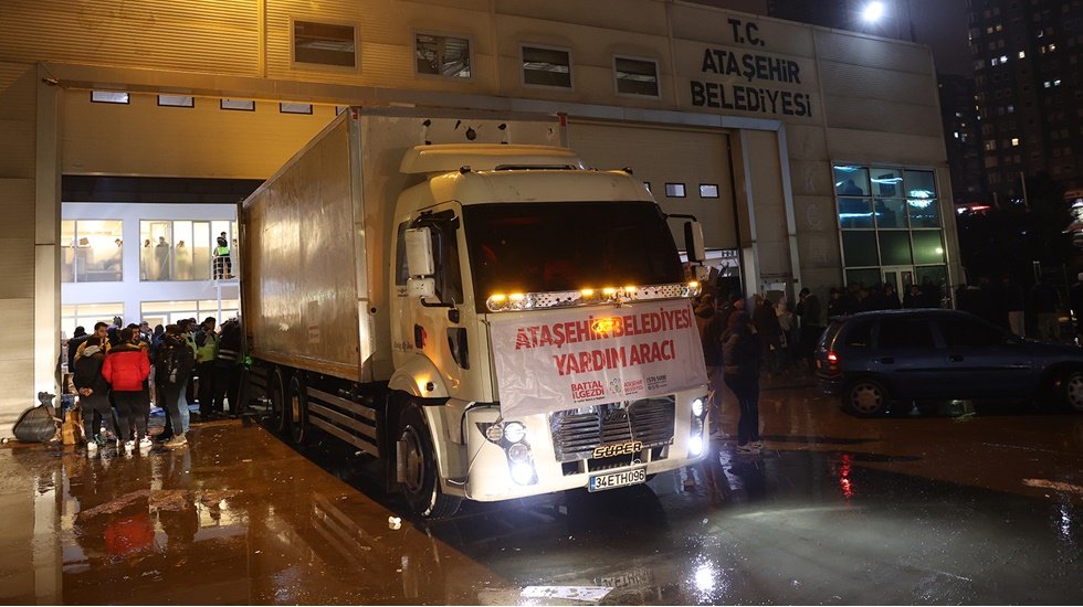 Ataşehir&rsquo;den 80 yardım TIR&rsquo;ı deprem b&ouml;lgelerine g&ouml;nderildi