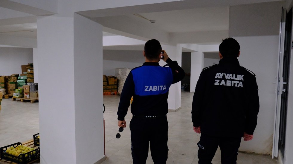 Ayvalık Belediye zabıtası kolon ve kirişleri kontrol ediyor