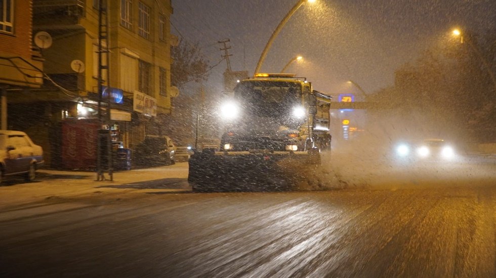 Başkent'te karla m&uuml;cadele: ABB; T&uuml;m caddeler a&ccedil;ık...