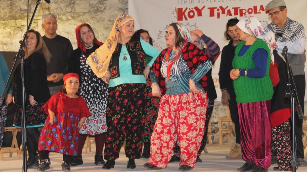 &ldquo;Biz Bize&rdquo; 90 yıl &ouml;nce kurulan Bademler K&ouml;y Tiyatrosu&rsquo;nda sahnelenecek.