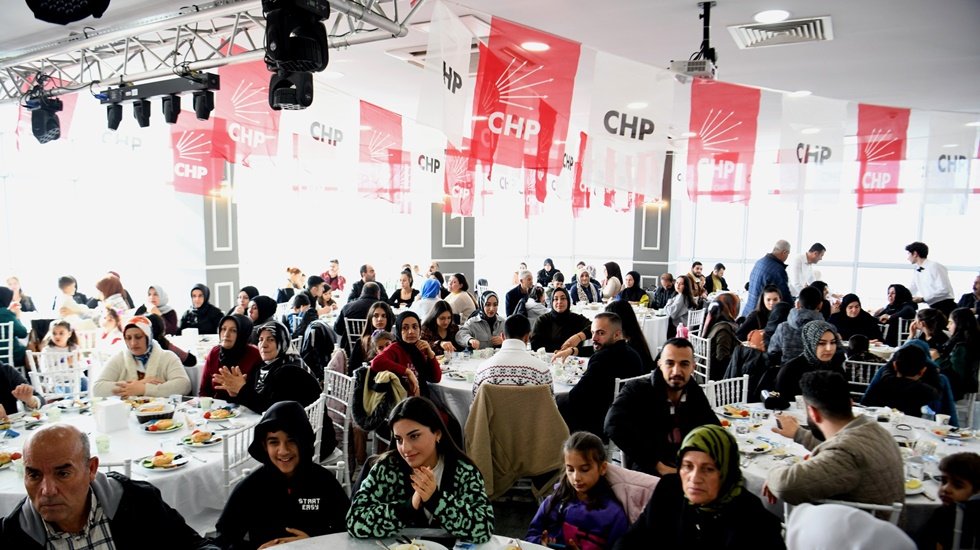 Bornova&rsquo;da CHP&rsquo;ye 300 yurttaş &uuml;ye oldu...