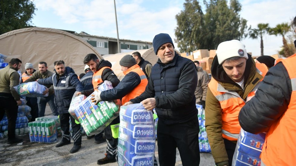CHP'li Belediyeler yardımları akın akın depremzedelere ulaştırıyor...
