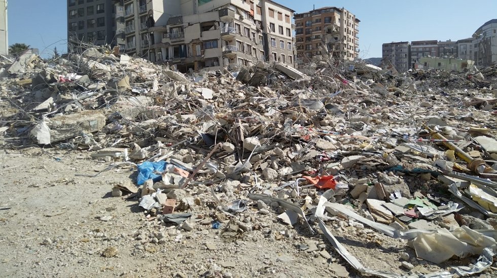 Kontroll&uuml; toplanamayan enkaz yığınlarındaki ağır metaller kilometrelerce ortama yayılacak