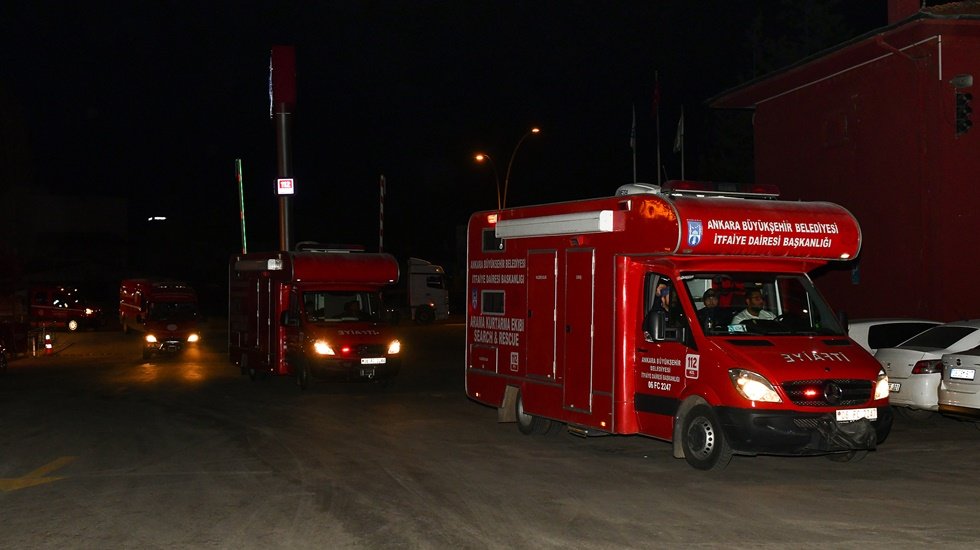 Deprem b&ouml;lgesinden d&ouml;nen Ankara itfaiyesi 432 kişiyi enkaz altından kurtardı