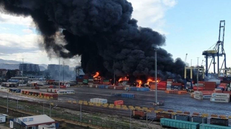 Depremin ardından İskenderun Limanı'nda &ccedil;ıkan yangın 3. g&uuml;nd&uuml;r devam ediyor