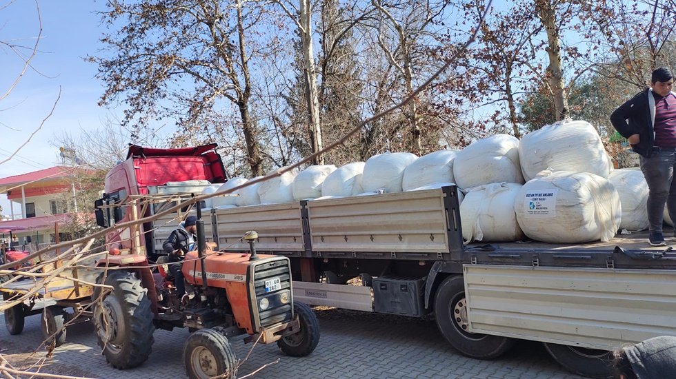 Depremzede &ccedil;ift&ccedil;ilere g&ouml;nderilen yem tırları yerine ulaştı