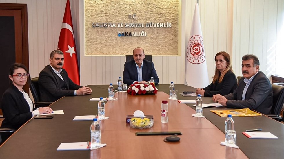 DİSK '&ouml;nerdi' Bakan Vedat Bilgin 'olur' dedi...