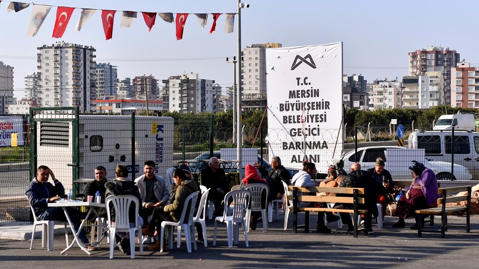 Erdemli Hali ge&ccedil;ici barınma alanında depremzedelerin t&uuml;m ihtiya&ccedil;ları karşılanıyor
