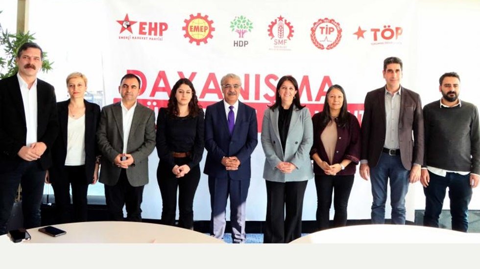 Erdoğan&rsquo;ın  depremden 36 saat sonra &uuml;&ccedil; ay s&uuml;recek OHAL ilan etmesine tepkiler s&uuml;r&uuml;yor: "OHAL&rsquo;i Tanımıyoruz!"