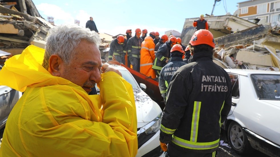 Evsiz kalan depremzedeleri bu kez de kira ve nakliye fırsat&ccedil;ıları mağdur ediyor