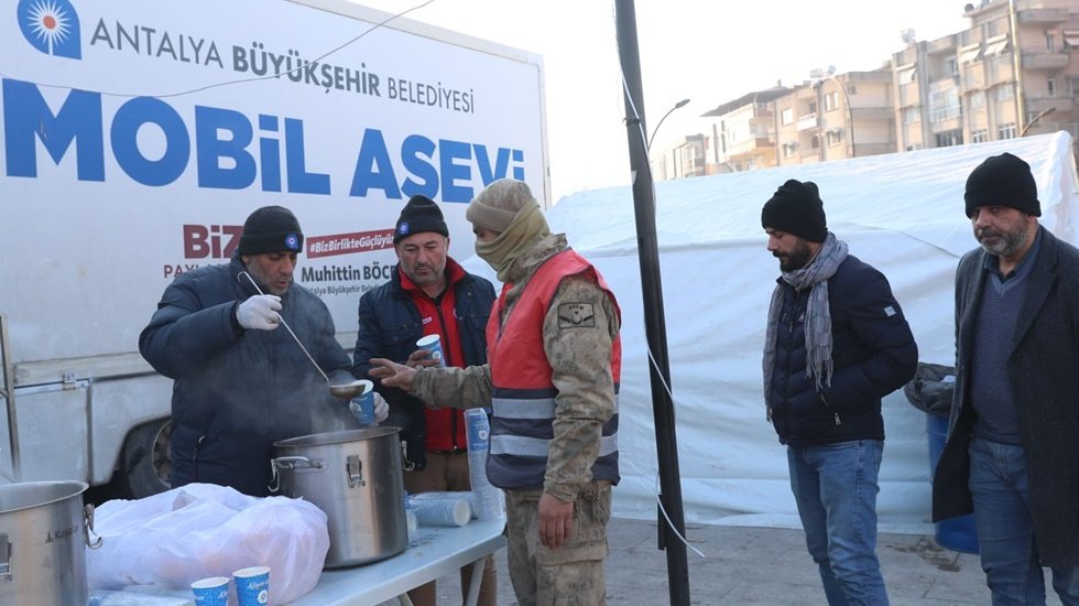 Hatay&rsquo;da yaraları sarmak i&ccedil;in canla başla m&uuml;cadele