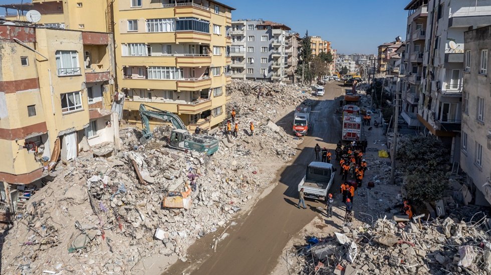 Samandağ'da y&uuml;zlerce yurttaş tek mesajla evlerinden oldu!