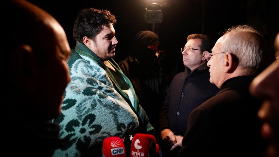 Hataylı gencin yardım &ccedil;ığlığı: Annemi, babamı, ağabeyimi kurtarın
