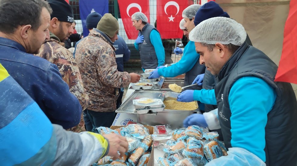 İBB Hatay&rsquo;da sıcak yemek dağıtmaya başladı