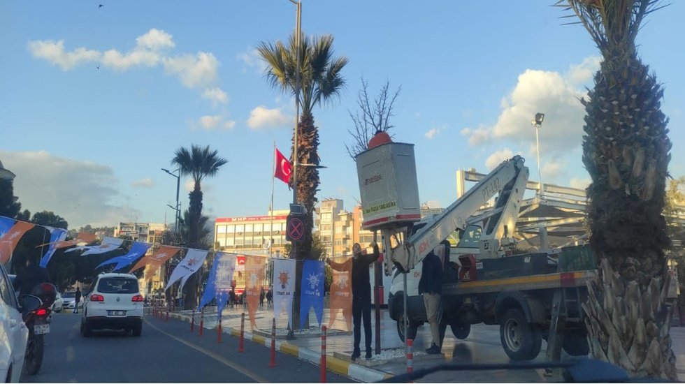 İhaleyi kaptı Erdoğan'ın bayraklarını astı