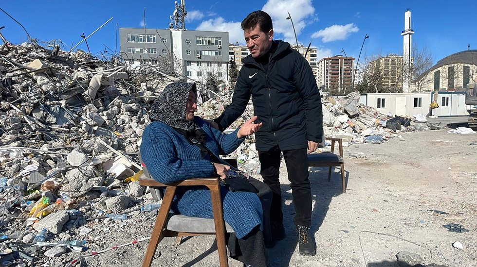 İş makineleri hafriyat kaldırıyor, insanlar &ccedil;ıkacak yakınlarını bekliyor