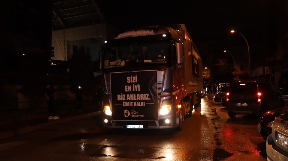 İzmit Belediyesinin iki yardım tırı afet b&ouml;lgesinde....