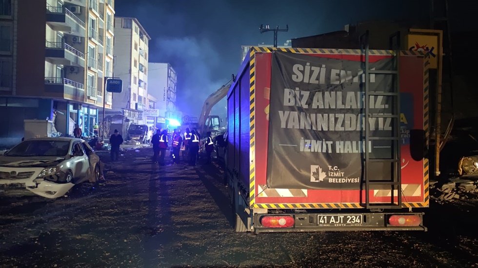 İzmit Belediyesinin takviye ekipleri Kırıkhan&rsquo;a ulaştı...