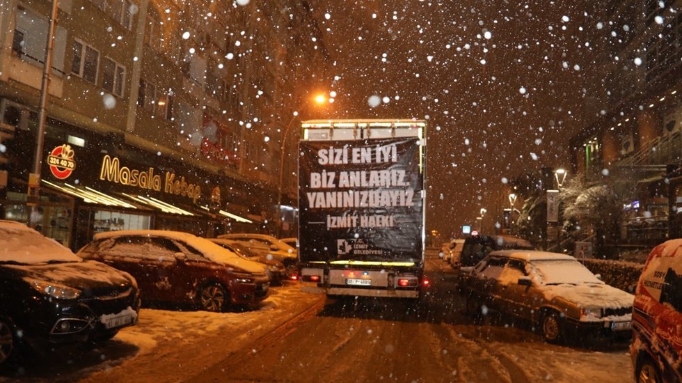 İzmitliler 10'uncu yardım tırını da afet b&ouml;lgesine yolladı...