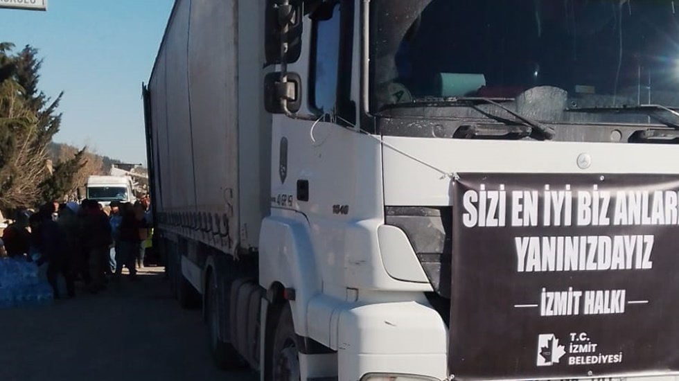 İzmitlilerin yardım tırları Kahramanmaraş T&uuml;rkoğlu&rsquo;na ulaştı