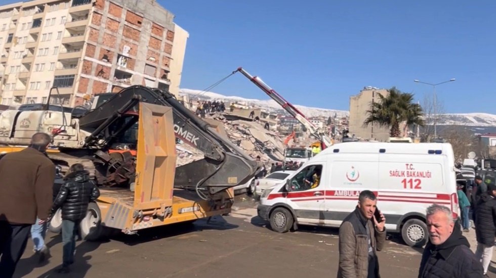 Kahramanmaraş&rsquo;ta ara&ccedil; yoğunluğu nedeniyle ambulans ve iş makineleri rahat &ccedil;alışamıyor!