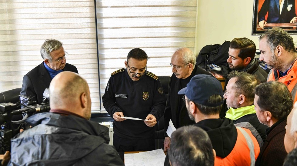 Kılı&ccedil;daroğlu ABB'nin deprem yardım &uuml;ss&uuml;nde bilgi aldı...
