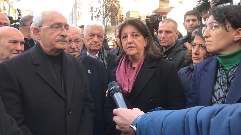 Kılı&ccedil;daroğlu ile Pervin Buldan&rsquo;ın yolu deprem b&ouml;lgesinde kesişti&hellip;