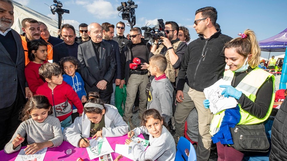 Kılı&ccedil;daroğlu, İzmir B&uuml;y&uuml;kşehir'in Hatay&rsquo;daki koordinasyon merkezini ziyaret etti