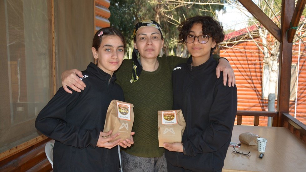 Kır &Ccedil;i&ccedil;ekleri&rsquo;nden depremzede ailelere moral ziyareti