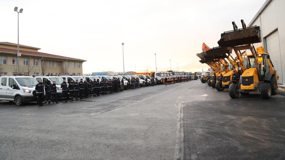 Küçükçekmece Belediyesi 1589 personel, 261 araçla karla mücadeleye hazır