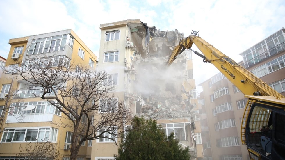 Küçükçekmece’deki 13 blok ve 240 daireden oluşan sitenin yıkımına başlandı