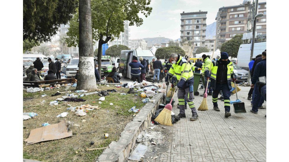 Mansur Yavaş: Deprem b&ouml;lgesinde temizlik &ccedil;alışmaları başladı