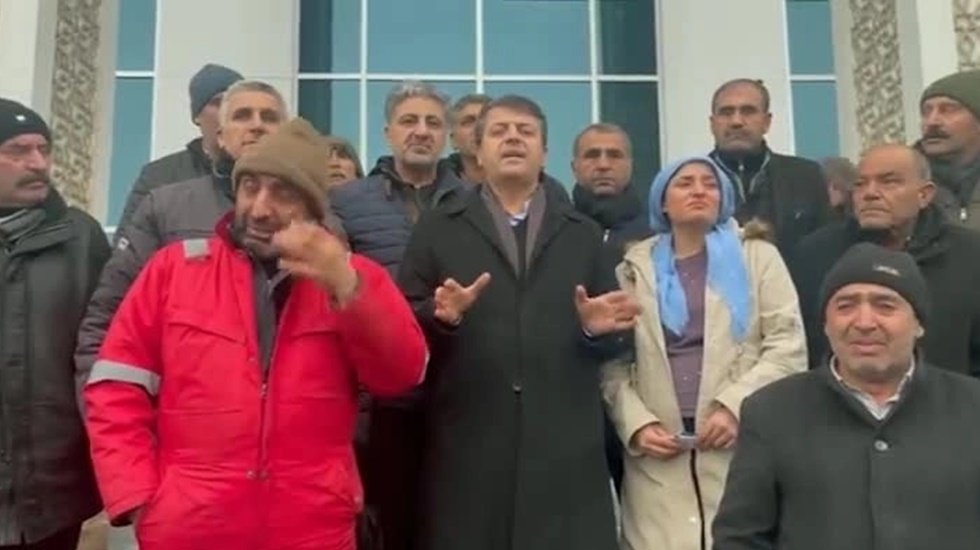 KYK yurdunda kalan depremzedeler icrayla &ccedil;ıkarılıyor