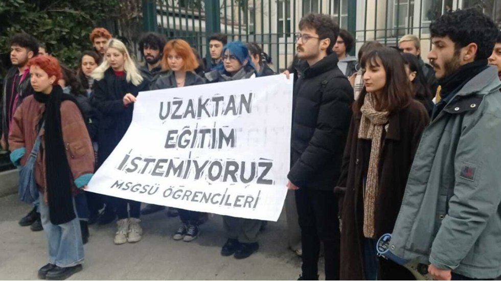 &Ouml;ğrencilerden 'uzaktan eğitim' protestosu: 'Yurtları değil, Saray'ı boşalt'