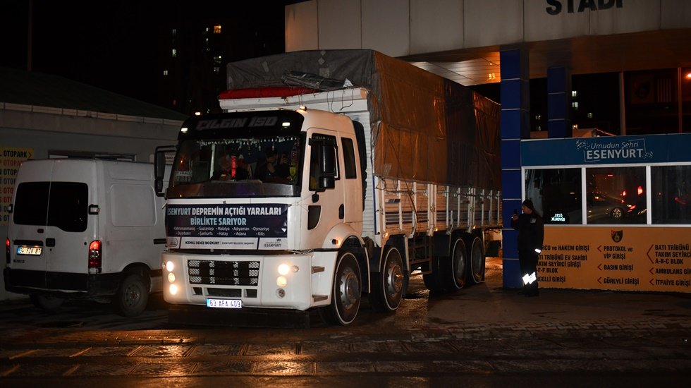 Onlarca yardım tırı deprem b&ouml;lgesine aktı&hellip;